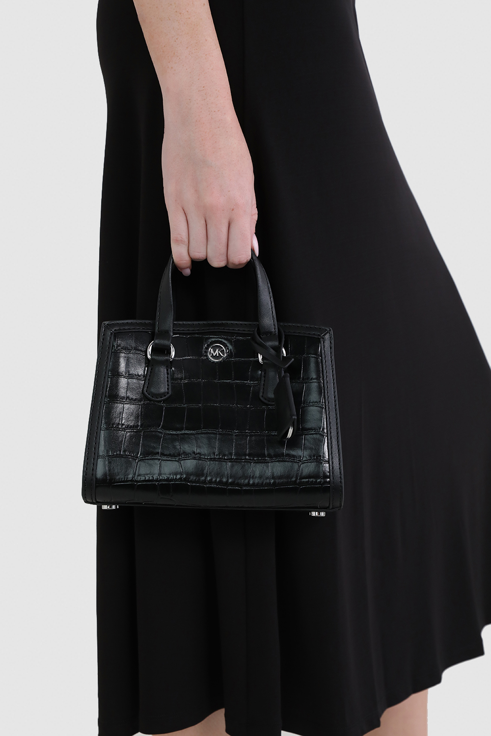 תמונת כל הלוק של תיק צד מעור קרוקו בגודל אקסטרה סמול